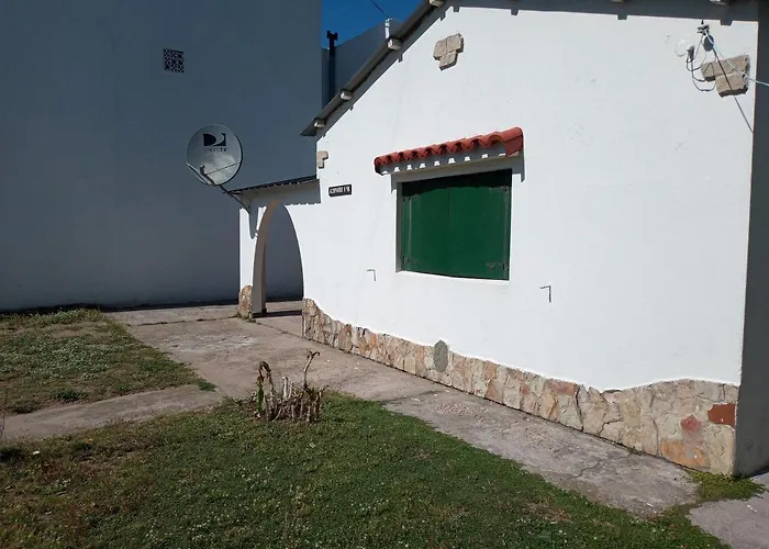Amplia Casa Con Fondo Y Estacionamiento A Metros Del Mar