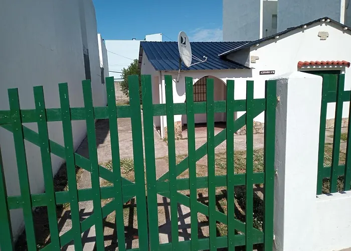 Amplia Casa Con Fondo Y Estacionamiento A Metros Del Mar